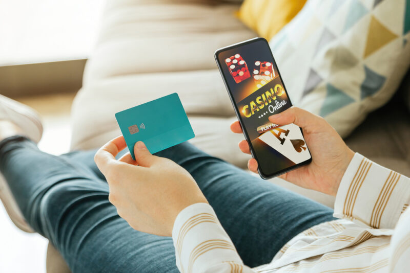 オンラインカジノの画面とクレジットカードの画像