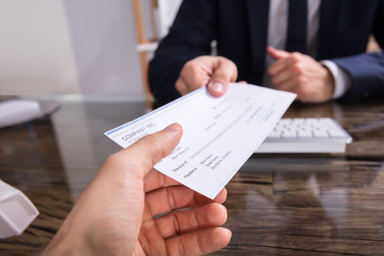 オンカジで小切手を使用する方法は?換金手順や換金に必要なものを解説