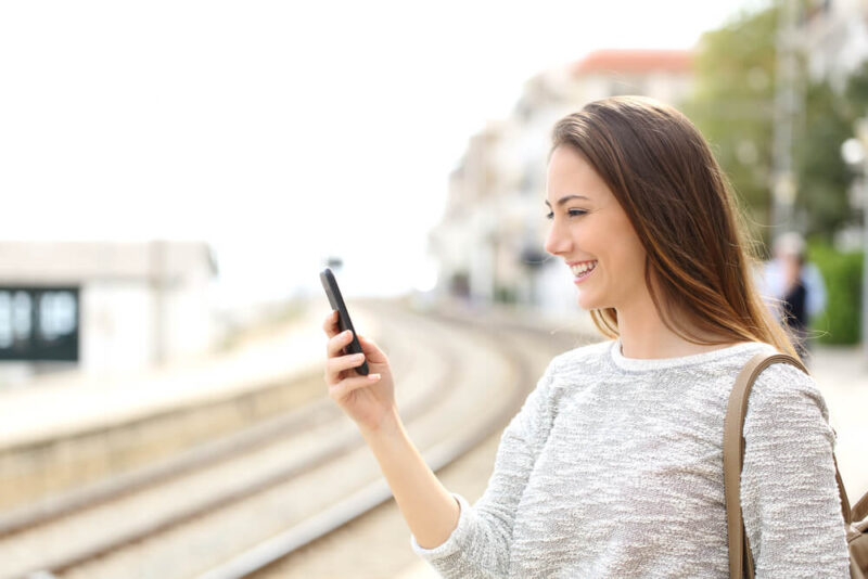 笑顔でスマホを触る女性