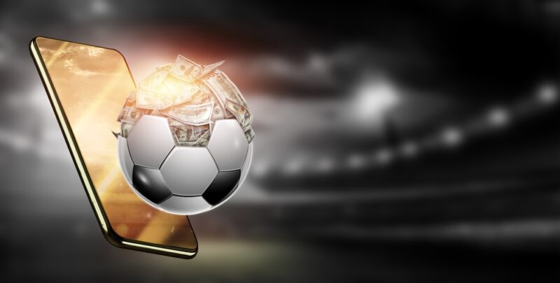 スマホからサッカーボールとお札が出てきている画像
